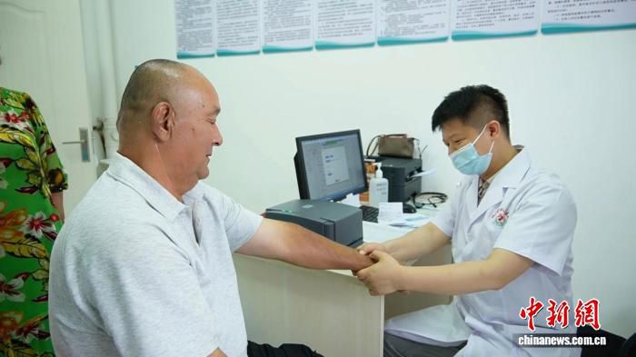 湖南医疗团队在乌鲁木齐救治危重老人 获“毛医生”称呼