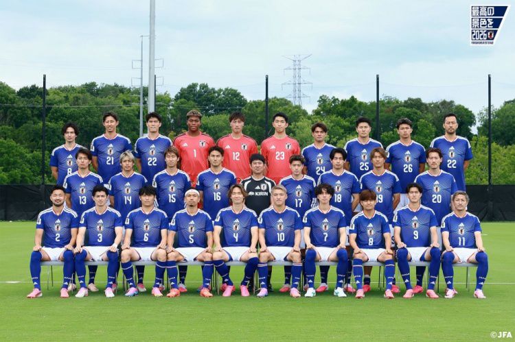 日本队拍摄29人全家福 南野拓实、吉田麻也亮相  第1张