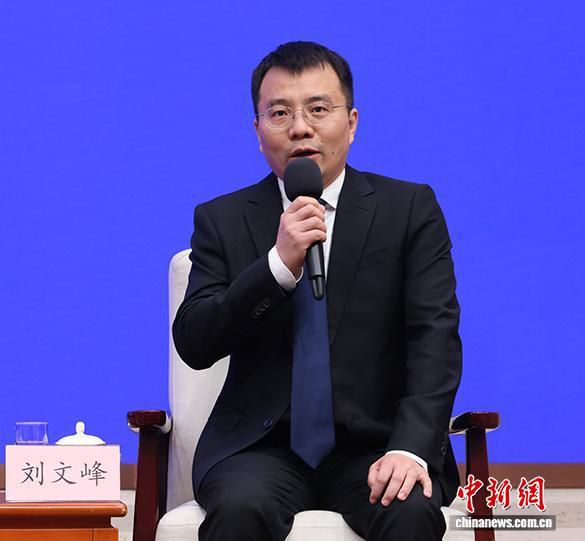 高青在国新办记者见面会上展示巴掌大小晶体 讲述三十年技术攻关历程  第2张
