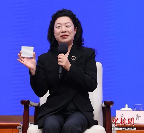 高青在国新办记者见面会上展示巴掌大小晶体 讲述三十年技术攻关历程