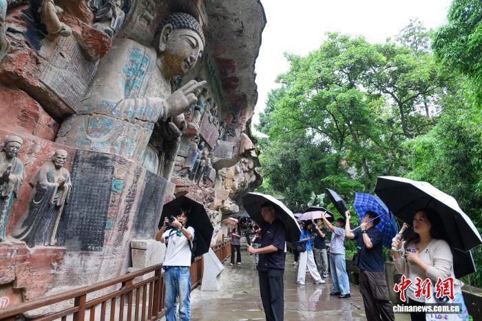两岸媒体参访团走进大足石刻 感受世界石窟艺术瑰宝