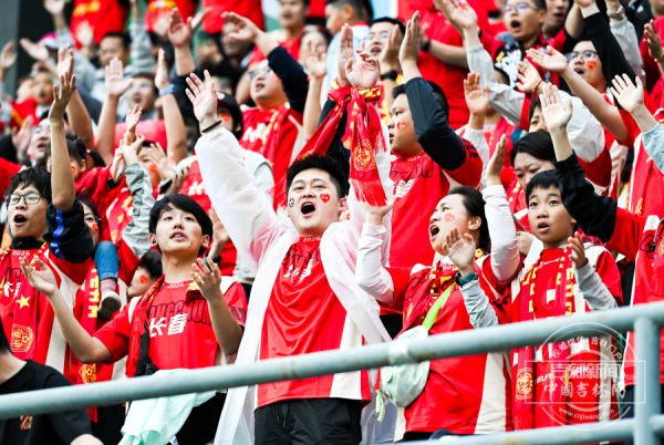 “东北超”联赛火热进行 球迷“回家看球”成夏季新现象  第2张