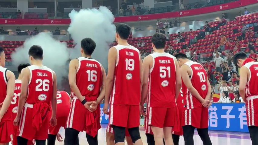 杨瀚森回归首战贡献7分8篮板，中国男篮险胜荷兰