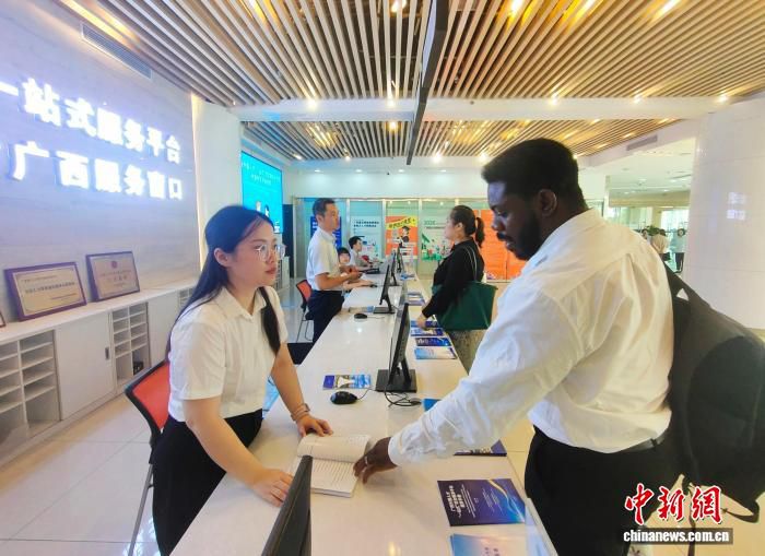 广西外国人才“一站式”综合服务平台暨外国专家书屋在南宁启用