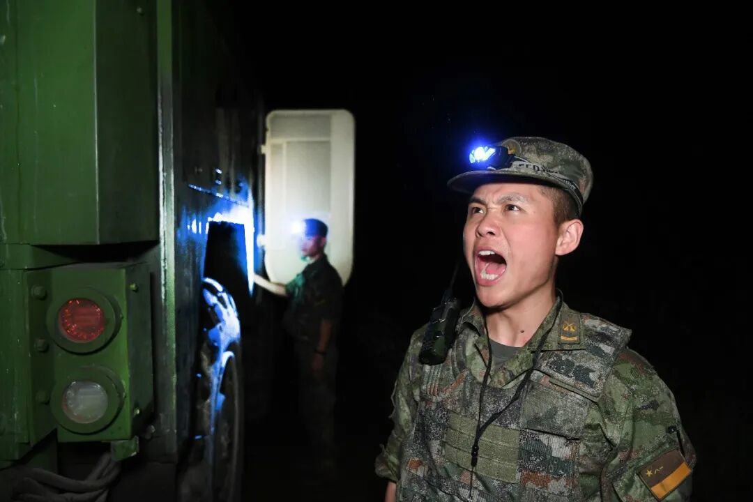 火箭军某部近日组织多波次火力突击演练  第3张