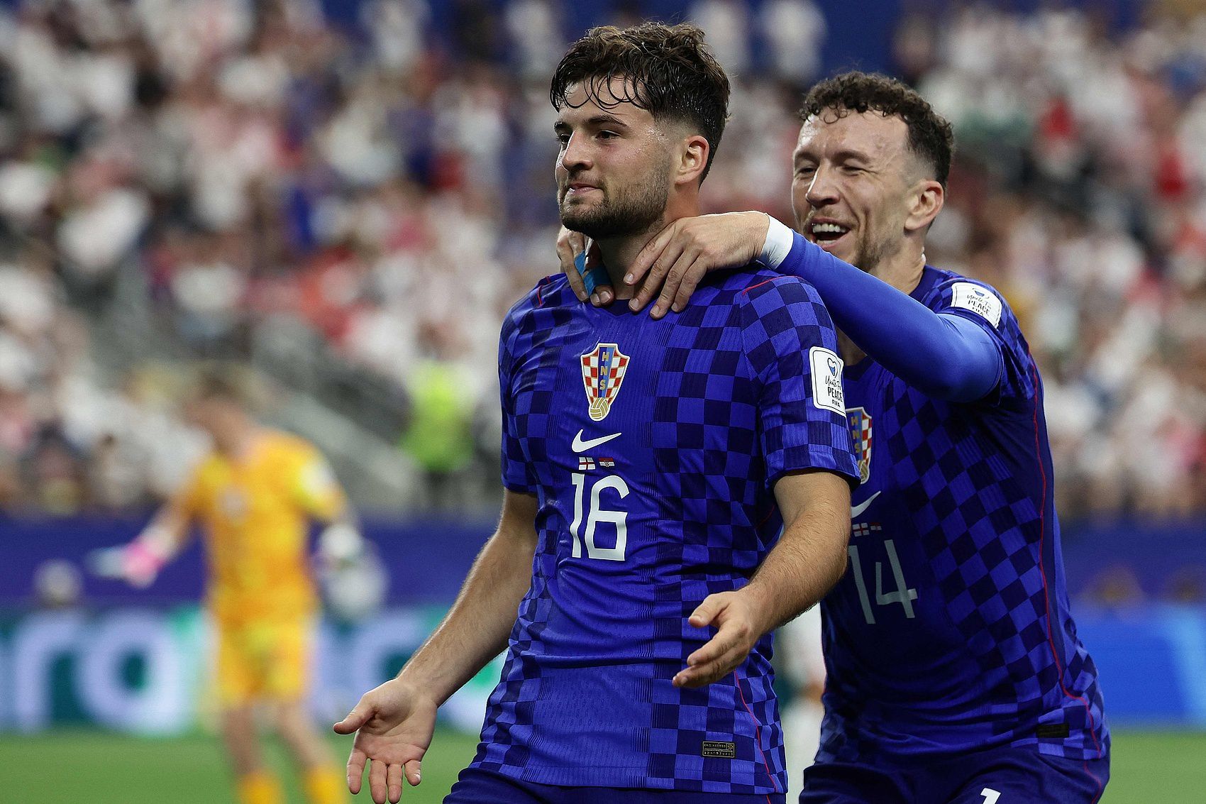 巴图里纳单场世界杯6次过人全成功，成新世纪第四人