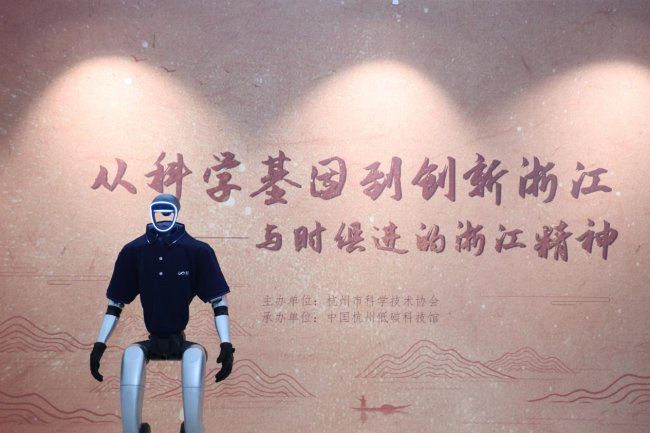商汤科技具身机器人在杭州低碳科技馆上岗担任AI讲解员
