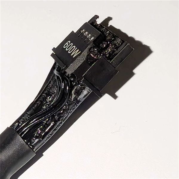 RTX 5090 FE公版显卡供电线测试中两端熔毁，媒体称非操作失误