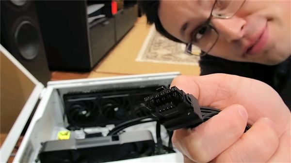 RTX 5090 FE公版显卡供电线测试中两端熔毁，媒体称非操作失误  第2张