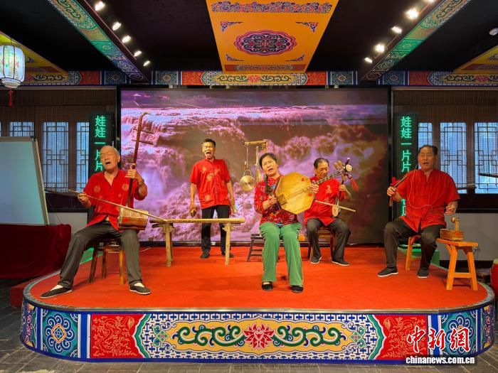 华阴老腔艺人在西安永兴坊展演 两千年关中古调吸引游客