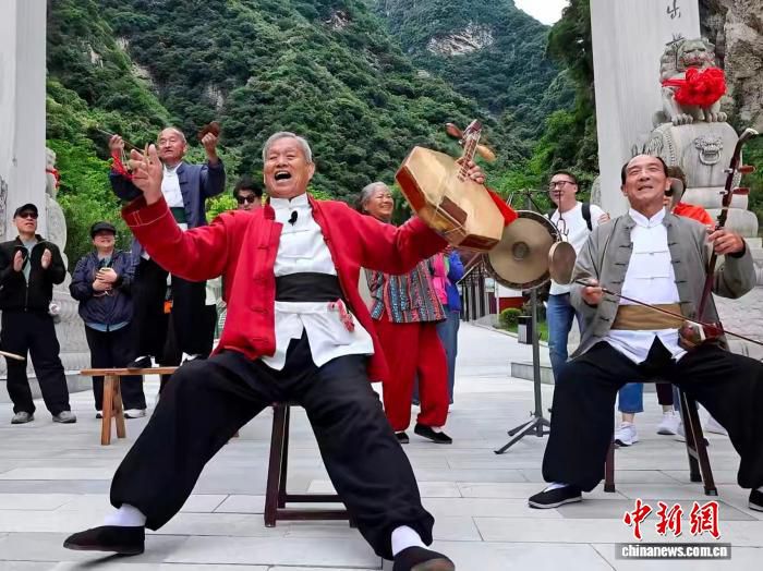 华阴老腔艺人在西安永兴坊展演 两千年关中古调吸引游客  第3张