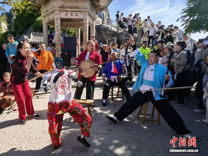 华阴老腔艺人在西安永兴坊展演 两千年关中古调吸引游客  第2张