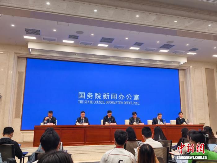 国新办举行新闻发布会介绍民族团结进步促进法及民族工作