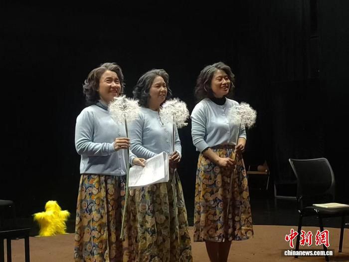 重庆原创小剧场话剧《一个独居女人的三本书》首次进京演出