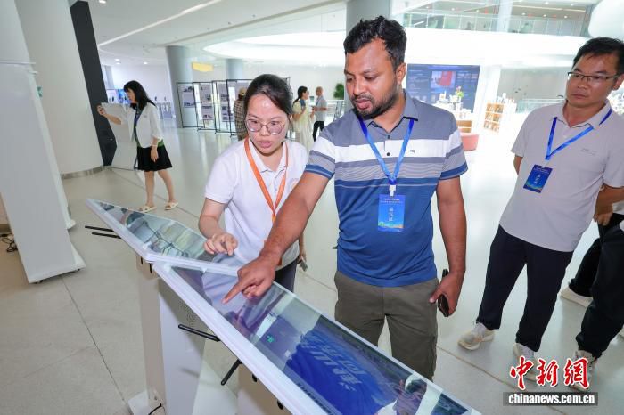 12国媒体人探访海南黎安试验区 评中外名校聚集模式具创新性  第2张
