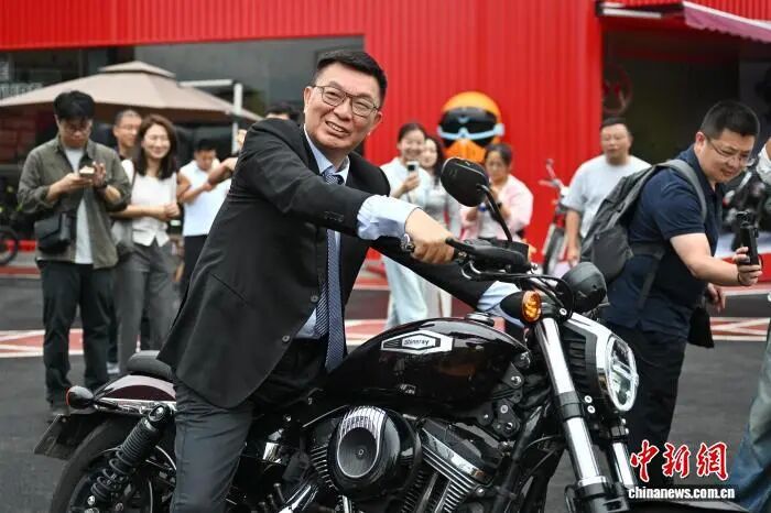 张雪直播连线台湾首位820RR车主，承诺售后支持与工厂参观邀约  第2张