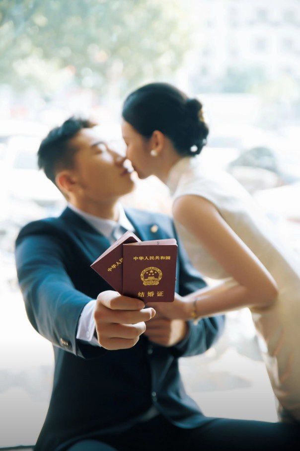 新疆男篮球员李炎哲领证结婚，社媒分享甜蜜时刻