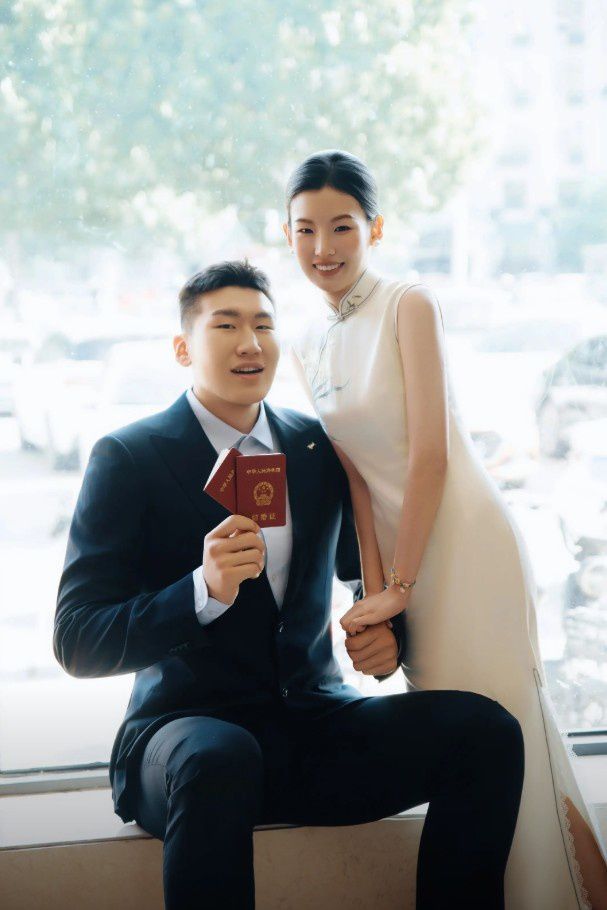 新疆男篮球员李炎哲领证结婚，社媒分享甜蜜时刻  第4张