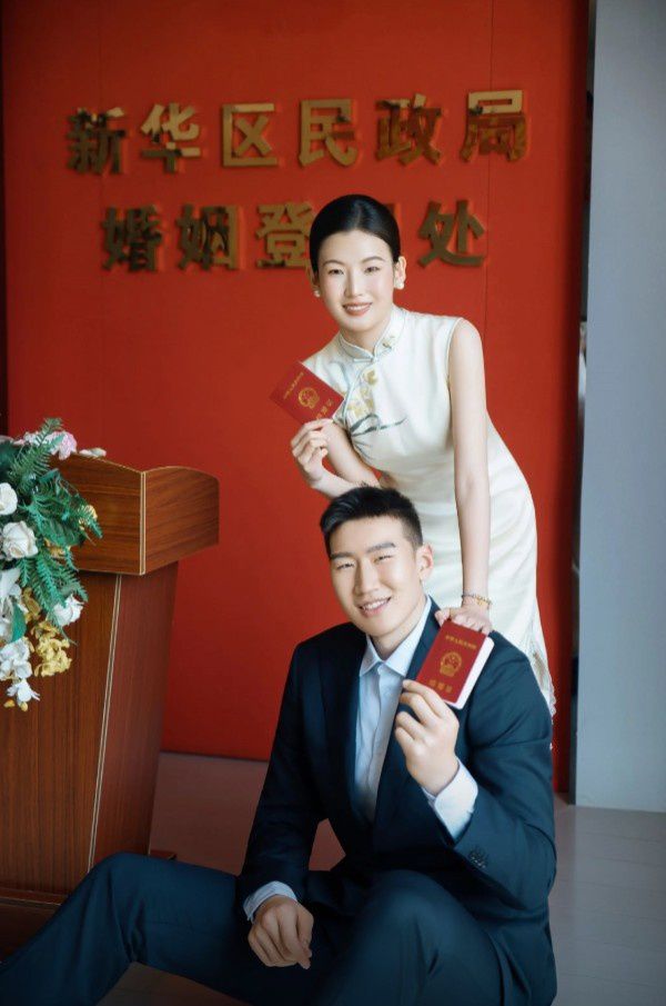 新疆男篮球员李炎哲领证结婚，社媒分享甜蜜时刻  第2张