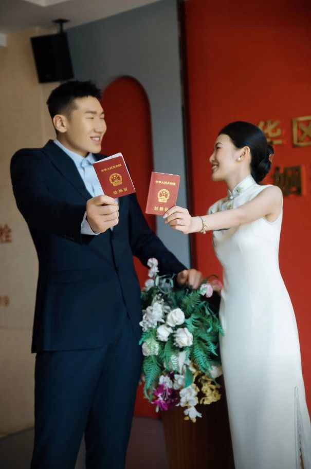 新疆男篮球员李炎哲领证结婚，社媒分享甜蜜时刻  第3张