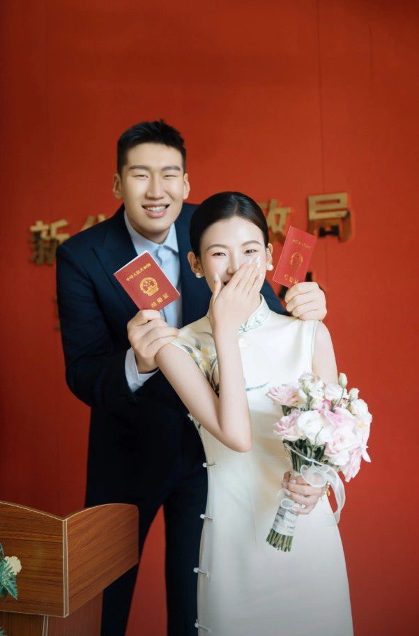 新疆男篮球员李炎哲领证结婚，社媒分享甜蜜时刻  第6张