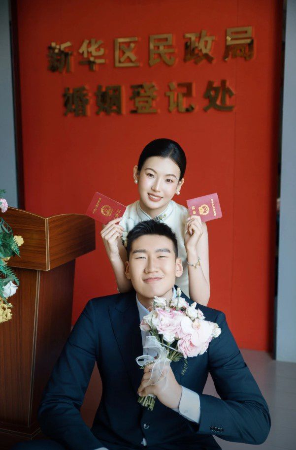 新疆男篮球员李炎哲领证结婚，社媒分享甜蜜时刻  第5张