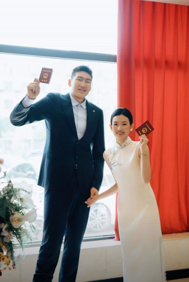 新疆男篮球员李炎哲领证结婚，社媒分享甜蜜时刻  第7张