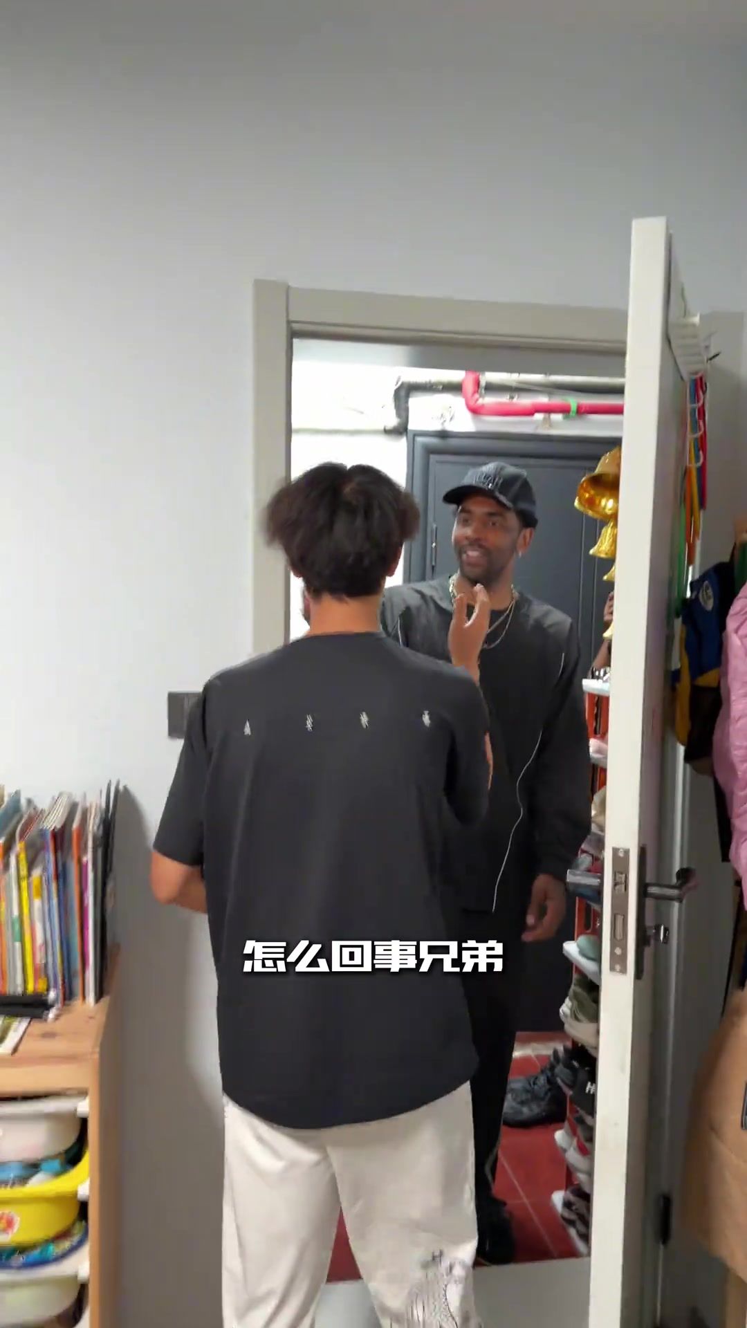 羡慕了！欧文中国行去粉丝家里拜访 还送签名球鞋+在墙壁上签名
