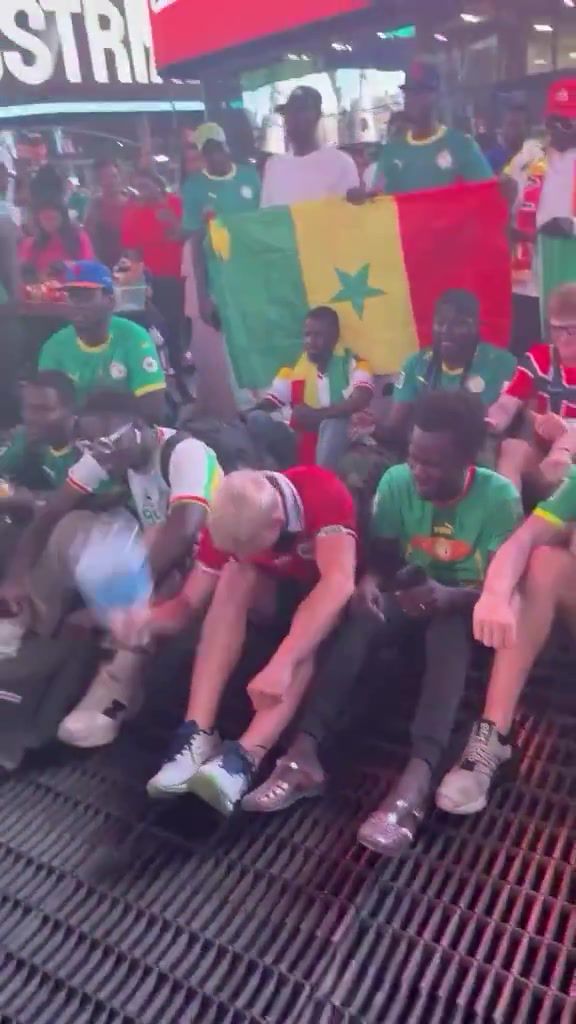 挪威球迷赛后教塞内加尔球迷维京划桨，双方友好互动视频走红