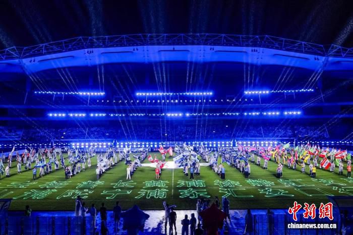 2026上海街镇足球超级联赛揭幕 武磊水庆霞等名将到场助威