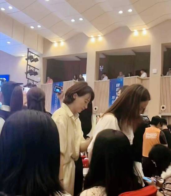 董卿素颜亮相儿子小学毕业典礼，全程拍摄记录引发热议  第3张