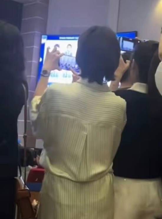 董卿素颜亮相儿子小学毕业典礼，全程拍摄记录引发热议  第1张