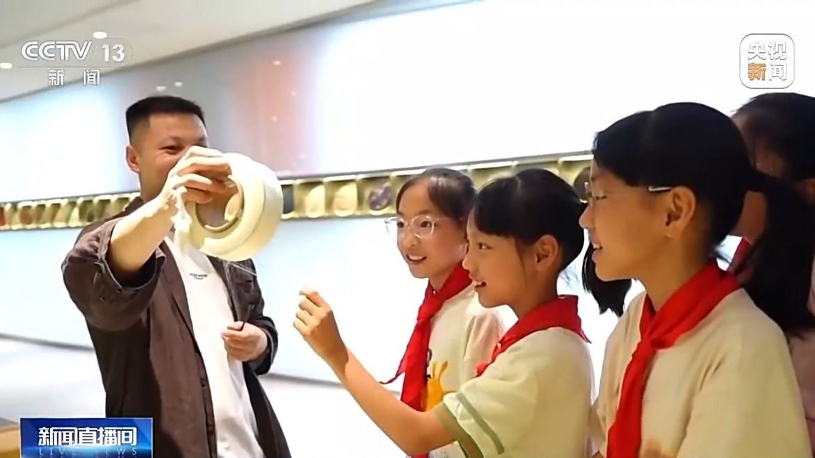 传统纺织业探索工业旅游 浙江诸暨织袜产业借智造升级谋新路  第6张