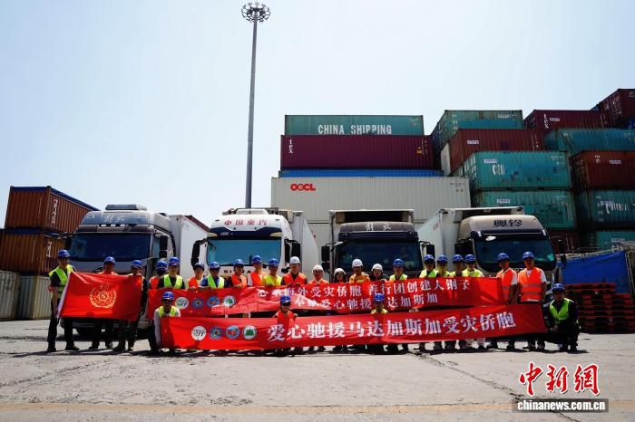 中国华侨公益基金会向马达加斯加受灾侨胞发运42吨大米