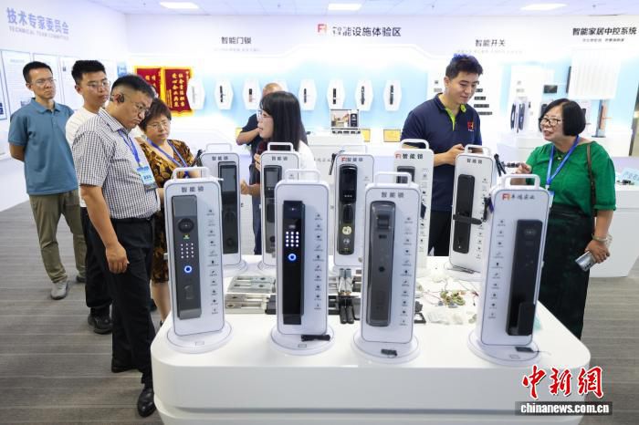 近20位海外媒体代表赴晋城经开区考察智能门锁生产线