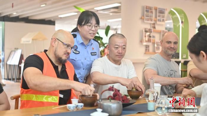 俄罗斯海员在宁波北仑体验中国传统文化制作青团  第1张