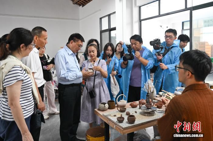 台湾教授苑举正在重庆体验荣昌陶器剔刻花工艺  第3张
