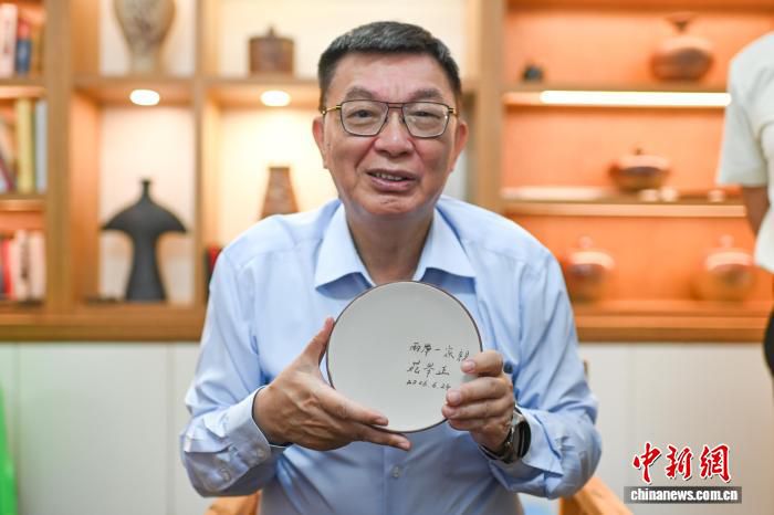 台湾教授苑举正在重庆体验荣昌陶器剔刻花工艺