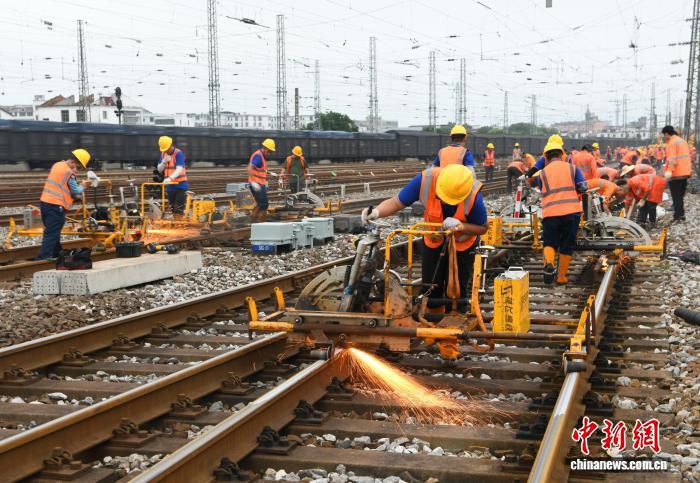 京九铁路向塘客场完成15组道岔综合维修 200余名施工人员利用110分钟天窗点施工 第3张 京九铁路向塘客场完成15组道岔综合维修 200余名施工人员利用110分钟天窗点施工 第3张