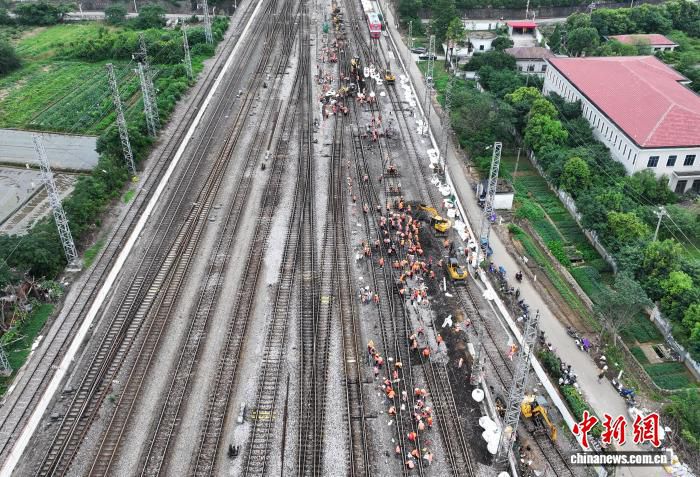 京九铁路向塘客场完成15组道岔综合维修 200余名施工人员利用110分钟天窗点施工 第2张 京九铁路向塘客场完成15组道岔综合维修 200余名施工人员利用110分钟天窗点施工 第2张