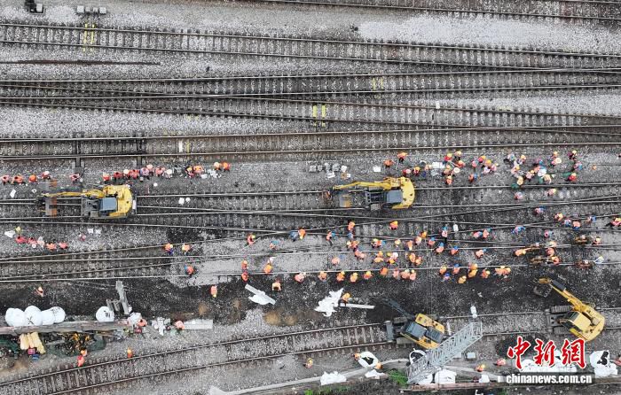 京九铁路向塘客场完成15组道岔综合维修 200余名施工人员利用110分钟天窗点施工