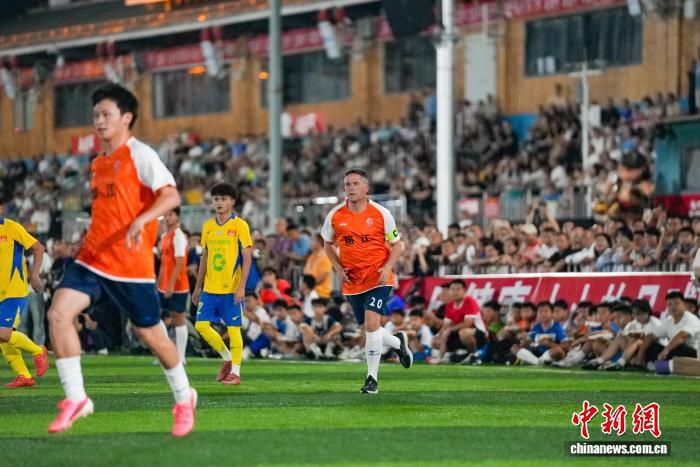 英格兰传奇球星迈克尔·欧文亮相贵州榕江“村超”赛场