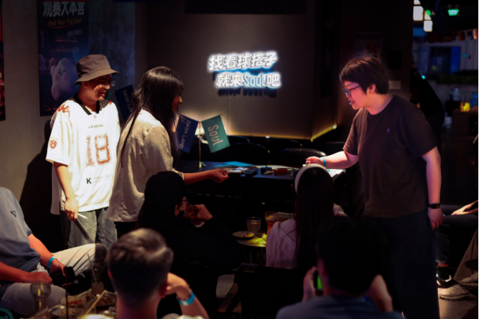 Soul App线下球迷狂欢夜：近400人报名，30位同好齐聚上海观赛
