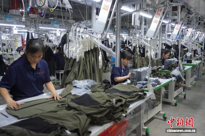 西平县多家服装企业加紧赶制美加墨世界杯周边球衣订单