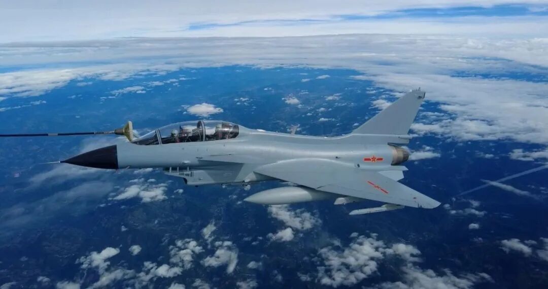 南部战区空军航空兵某部组织跨昼夜空中加油训练