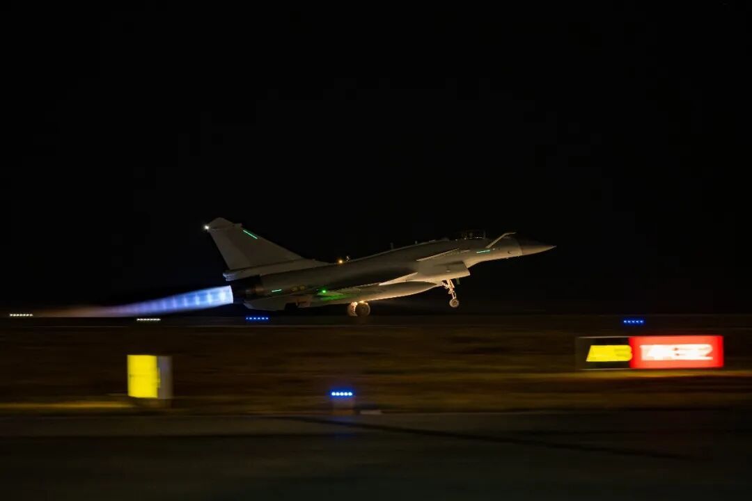 南部战区空军航空兵某部组织跨昼夜空中加油训练  第3张