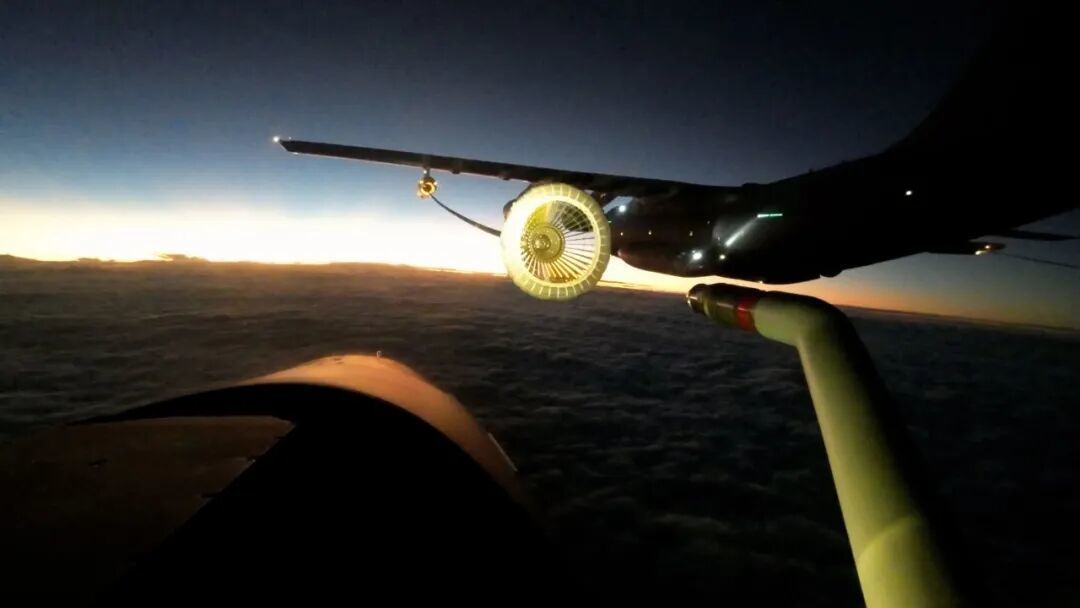 南部战区空军航空兵某部组织跨昼夜空中加油训练  第4张