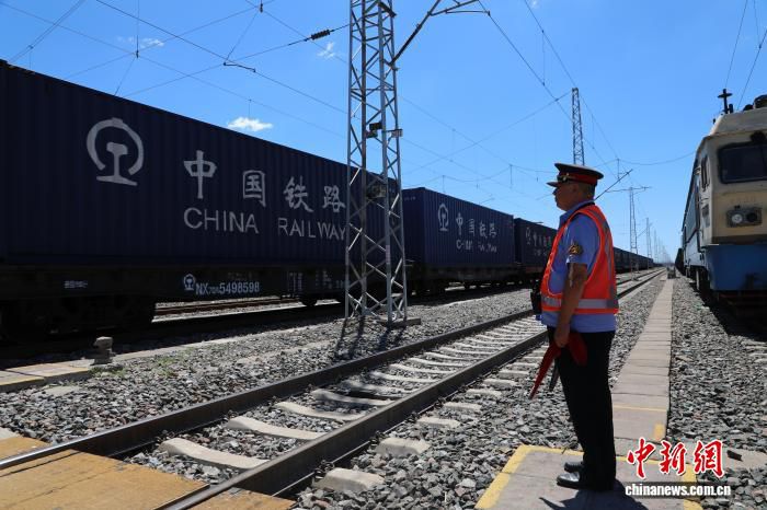 北京至渝黔地区首趟快速多式联运班列发车