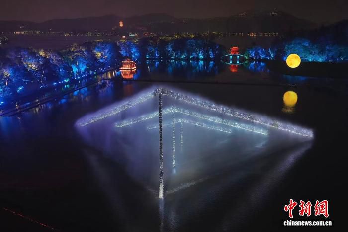 原创音乐剧《西湖·拾景》在岳湖水域上演