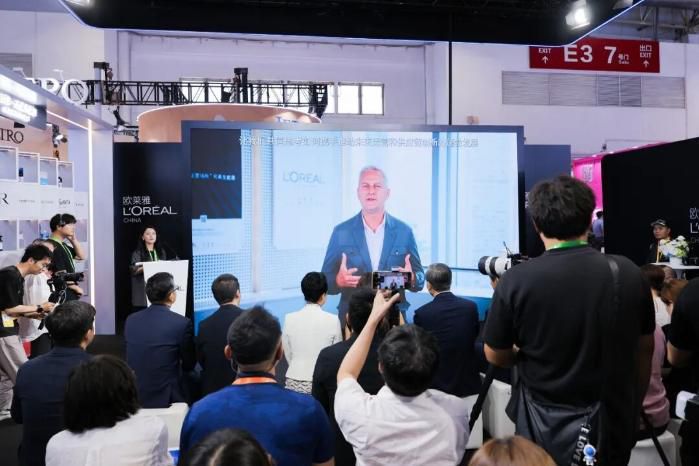 欧莱雅链博会首发“智能包装创意中心” 深化AI供应链布局 第2张 欧莱雅链博会首发“智能包装创意中心” 深化AI供应链布局 第2张